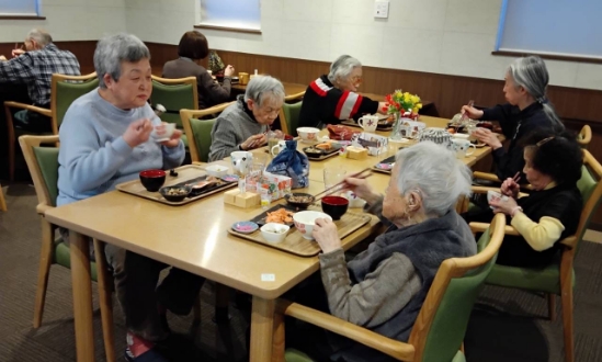 ペレットストーブ・カウンターテーブル・プロジェクター付食堂